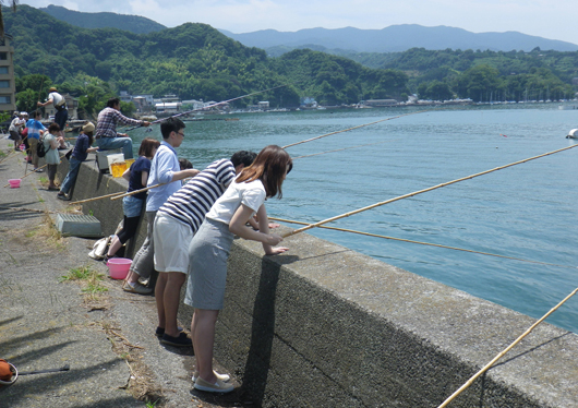 夏の体験学習in伊豆 酪農王国でバター作りと駿河湾で海釣り体験 ミニクルーズ 海鮮浜焼き食べ放題とマイナスイオン溢れるパワースポット散策 関東発 東京発 日帰りバスツアーのバス旅 オリオンツアー