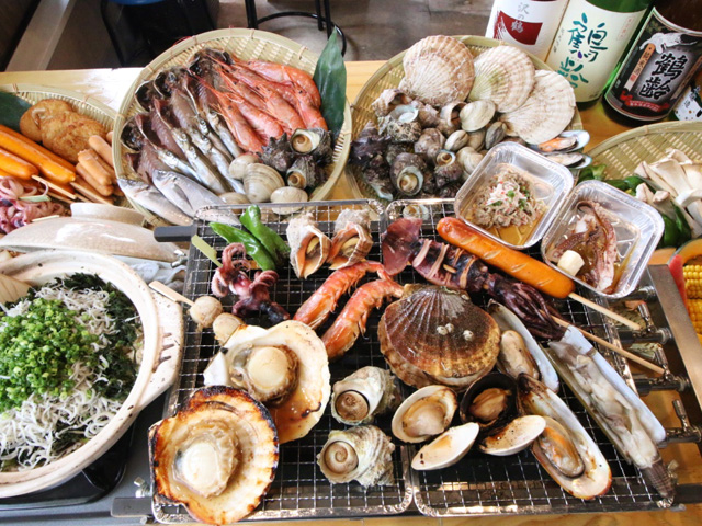 海と畑の宝箱 沼津海女小屋で海鮮浜焼き食べ放題と旬のいちご狩り 御殿場プレミアム アウトレットでショッピング 関東発 東京発 日帰りバスツアーのバス旅 オリオンツアー