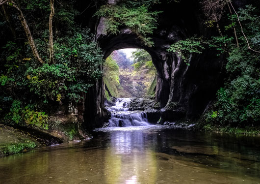 千葉にある神秘的な濃溝の滝 亀岩の洞窟 へ行こう 関東発 東京発 日帰りバスツアーのバス旅 オリオンツアー