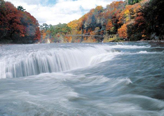 11月1日現在 紅葉見頃です 上州紅葉狩り 諏訪峡 吹割の滝の紅葉 上州牛ステーキと松茸わっぱ膳の昼食にこだわりの柿狩り 日帰りバスツアー 関東発 東京発 日帰りバスツアーのバス旅 オリオンツアー