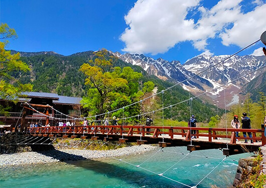 【新宿発】大自然あふれる山岳リゾート！雄大な景色を満喫！上高地に行く日帰りバスツアー