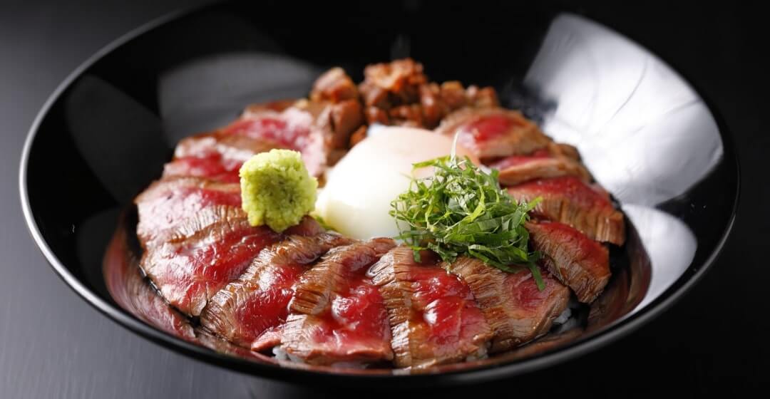【博多発着】日帰りバス旅　阿蘇の大自然で育ったあか牛のあか牛丼とかわいい動物に癒される♪カドリードミニオンへ行く阿蘇満喫プラン！