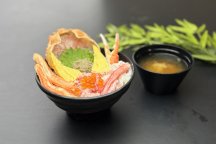 NEW!オリオンツアー蟹食べに行こう!日本海側最大級の海鮮市場・日本海さかな街で選べる蟹ランチと新鮮な海の幸のお買い物へ行く日帰りバスツアービンゴゲーム1等外国産冷凍本ズワイ蟹約500g姿1杯進呈